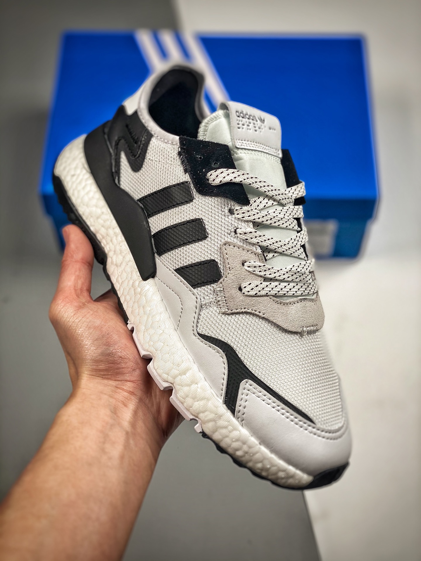 Adidas/Adidas Nite Jogger 三叶草 夜行者 复古跑鞋原厂材料 原厂大底 私家独模 网布搭配头层皮拼接打造鞋面 极具复古风格鞋头及鞋跟点缀3M反光设计极为亮眼中底采用全掌 Boost 科技，厚度相当可观，脚感极佳 货…