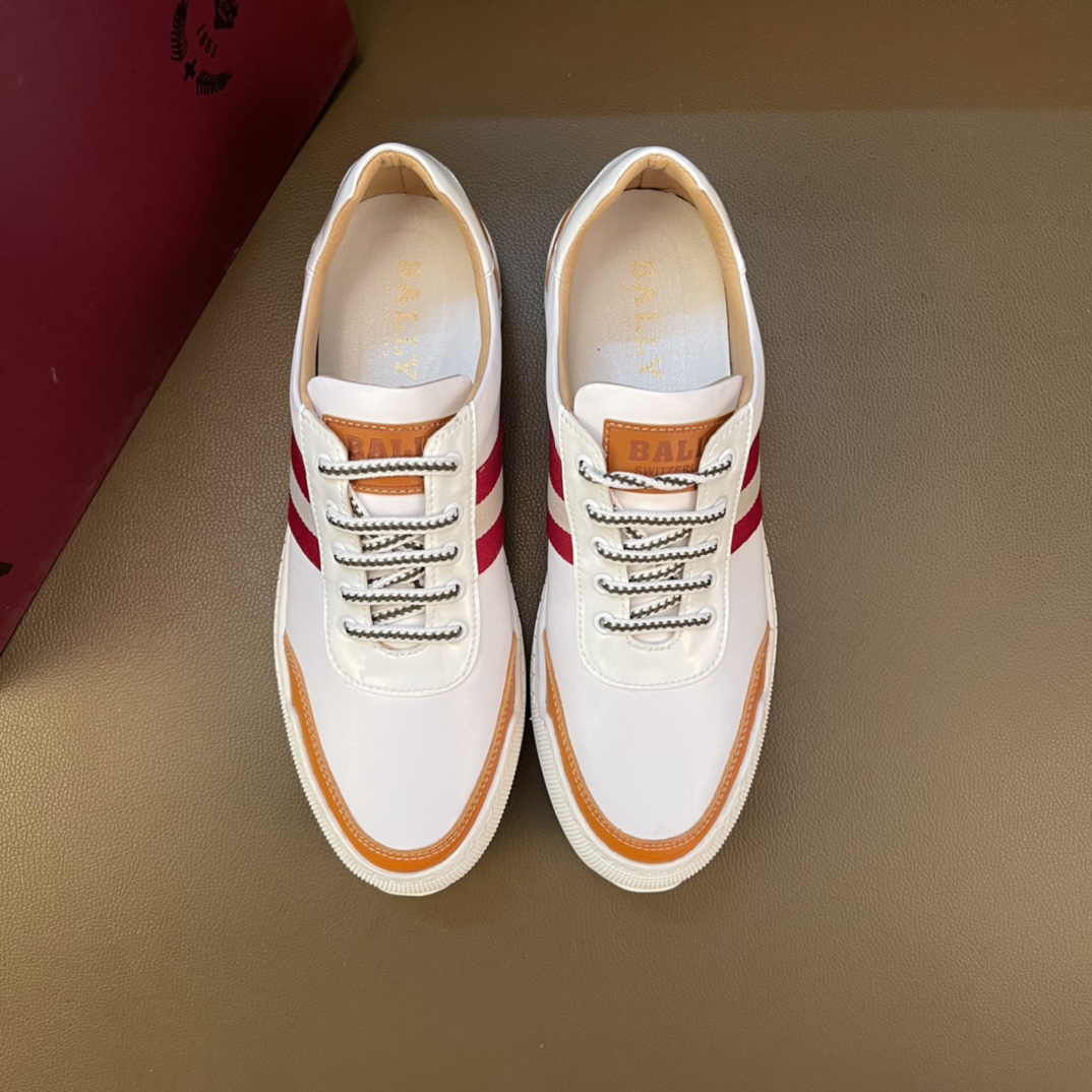 I5   2022巴利- Bally 休闲男鞋 英伦时尚 官网同步男士休闲鞋热烈上市啦鞋面➕彩带边 全都采用上等头层牛皮 透气羊皮内里。上脚舒适时尚百搭 ，是男士出门的必选之鞋。适合户外司机驾车🚗 适应各种场合 男人必需品 懒人套脚乐福鞋 看上赶紧入手吧 男鞋