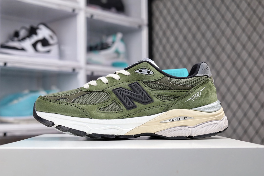 G5 I0 纯原版本 JJJJound x New Balance 990V3 联名款 经典复古休闲运动百搭老爹跑步鞋 M990JD3整双配色采用硬朗的军绿色呈现，整体颇有军事风气质，鞋面采用麂皮与网面材质搭配制作，质感层次十分丰富。后跟点缀 JJJJound 和 New Balance 的双方品牌 Logo，彰显联名身份668BD