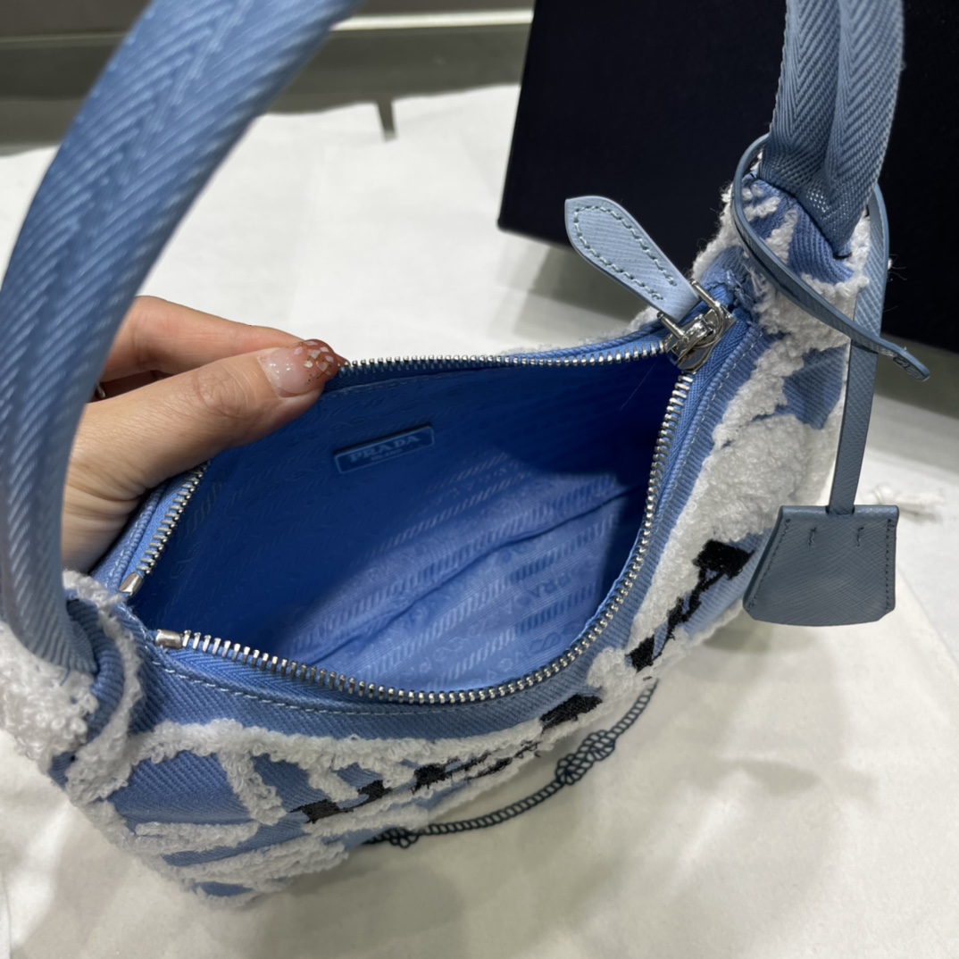 Prada 进口帆布华美的花奔刺绣 Prada的搭配越来越有灵魂感 hobo系列才是 精的限定 简直不要漂亮了 新款绣花超完美洋气