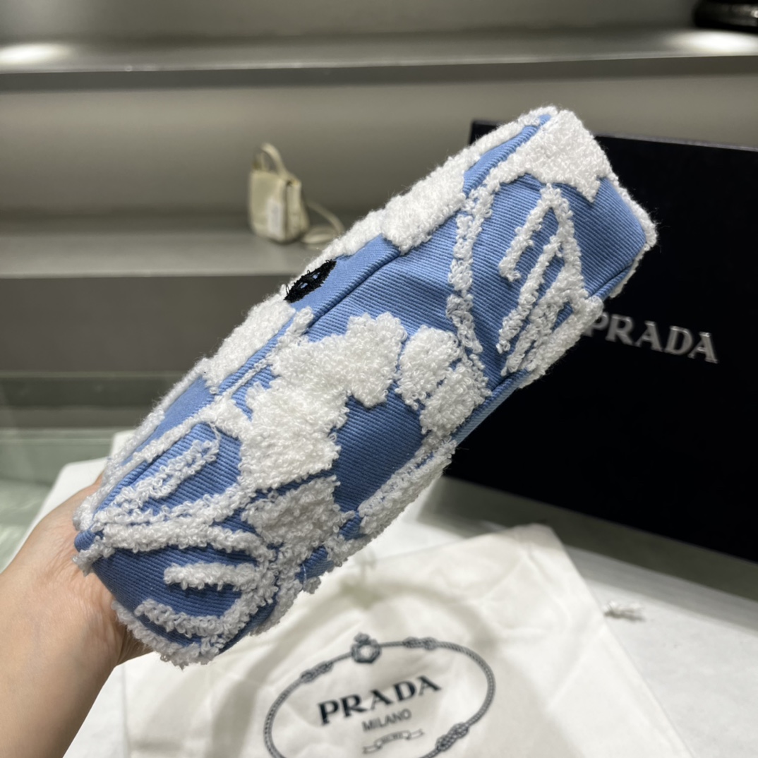 Prada 进口帆布华美的花奔刺绣 Prada的搭配越来越有灵魂感 hobo系列才是 精的限定 简直不要漂亮了 新款绣花超完美洋气