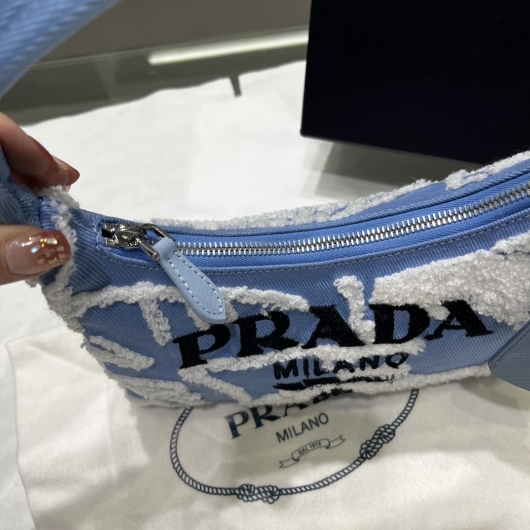 Prada 进口帆布华美的花奔刺绣 Prada的搭配越来越有灵魂感 hobo系列才是 精的限定 简直不要漂亮了 新款绣花超完美洋气