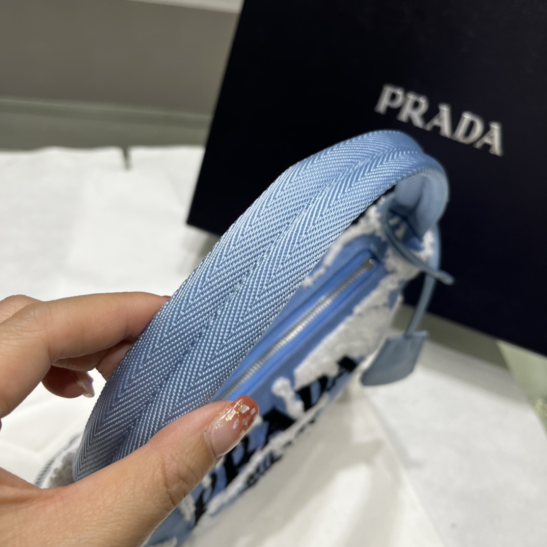 Prada 进口帆布华美的花奔刺绣 Prada的搭配越来越有灵魂感 hobo系列才是 精的限定 简直不要漂亮了 新款绣花超完美洋气
