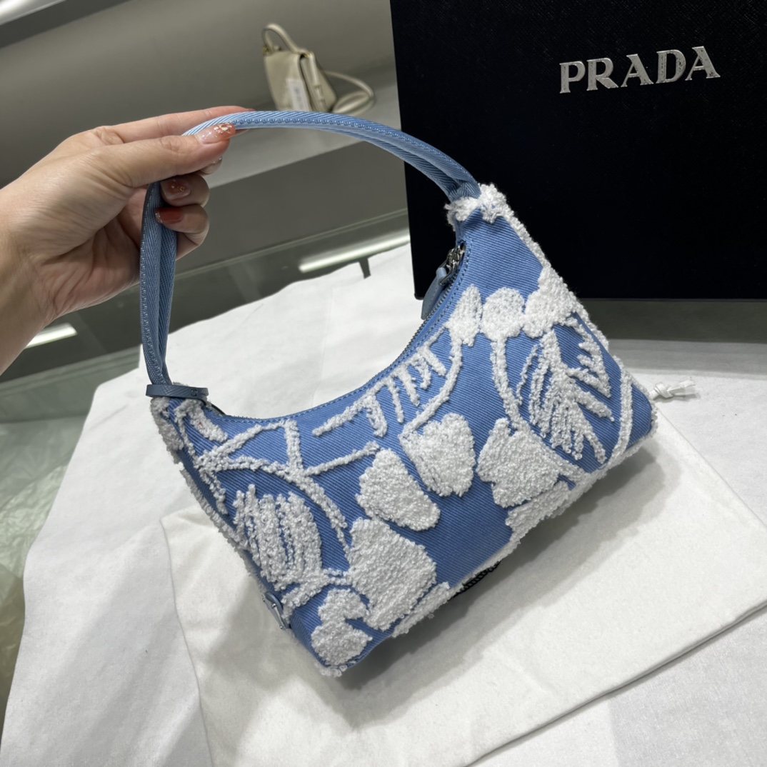 Prada 进口帆布华美的花奔刺绣 Prada的搭配越来越有灵魂感 hobo系列才是 精的限定 简直不要漂亮了 新款绣花超完美洋气