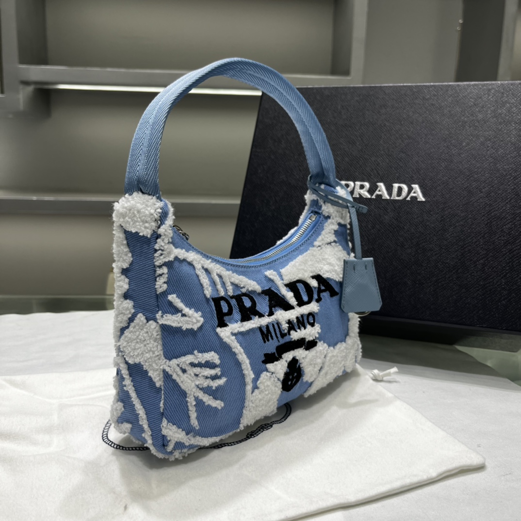 Prada 进口帆布华美的花奔刺绣 Prada的搭配越来越有灵魂感 hobo系列才是 精的限定 简直不要漂亮了 新款绣花超完美洋气