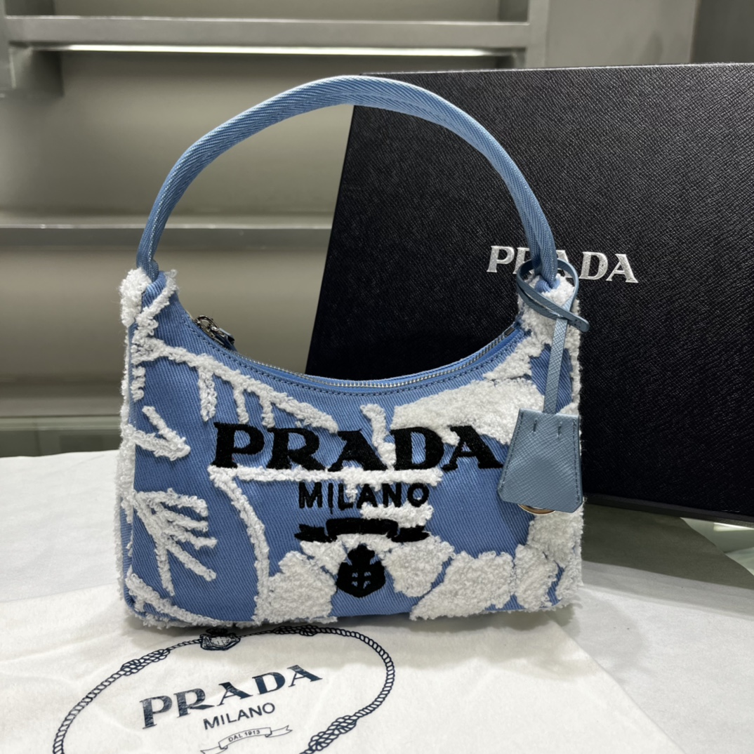 Prada 进口帆布华美的花奔刺绣 Prada的搭配越来越有灵魂感 hobo系列才是 精的限定 简直不要漂亮了 新款绣花超完美洋气