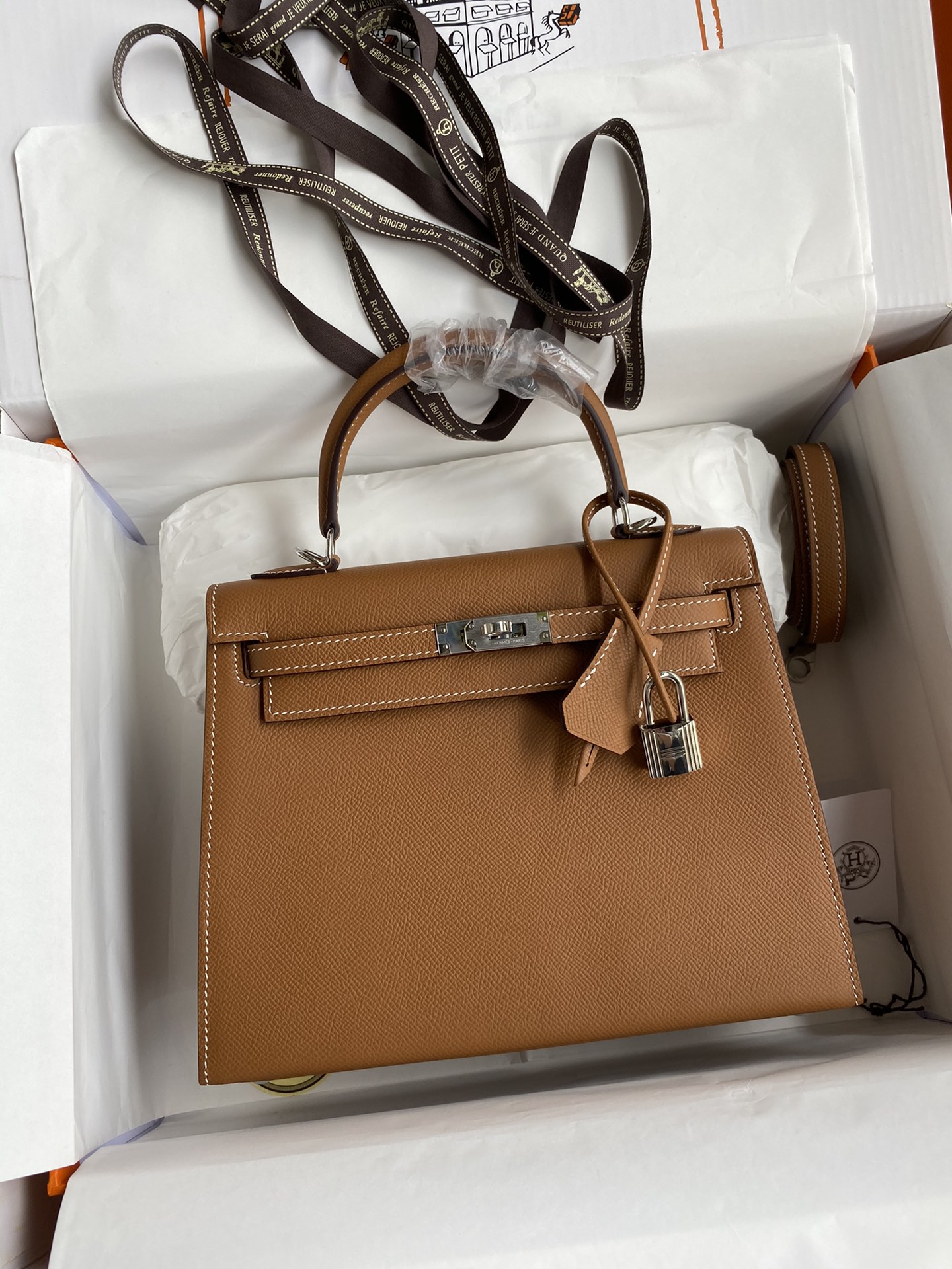 Kelly 25cm, piel Epsom importada, marrón dorado, hebilla plateada, hilo encerado