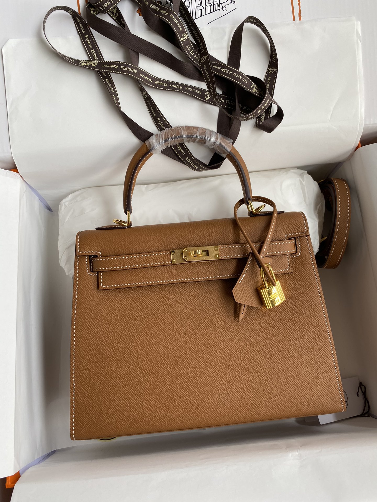 Elegante Bolso Kelly de Cuero Epsom Marrón Dorado con Herrajes Dorados