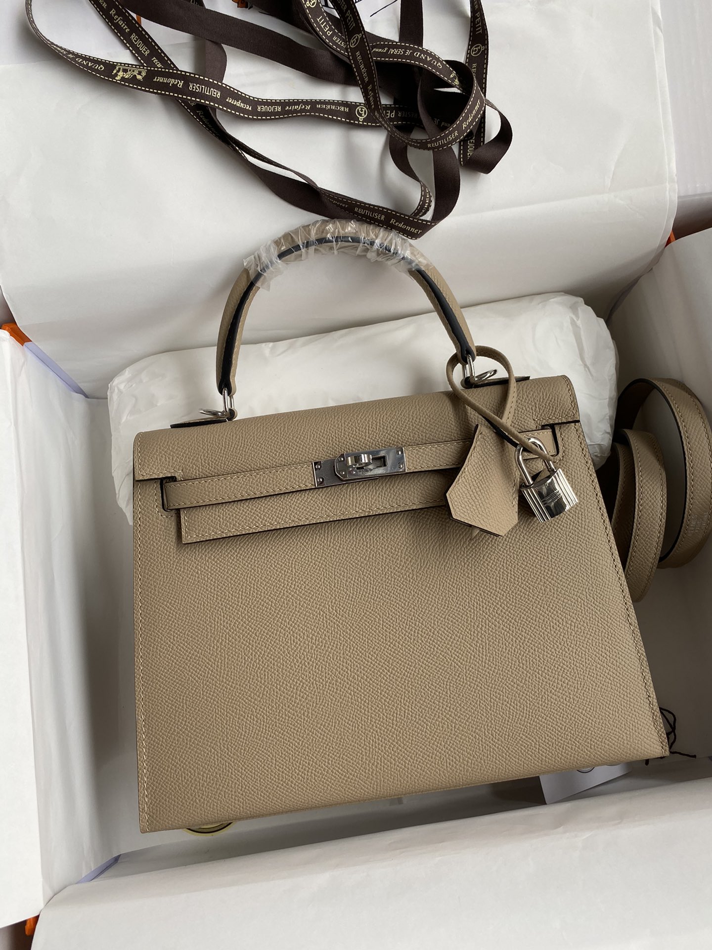 Kelly 25cm piel Epsom importada gris tórtola hebilla plateada con hilo encerado