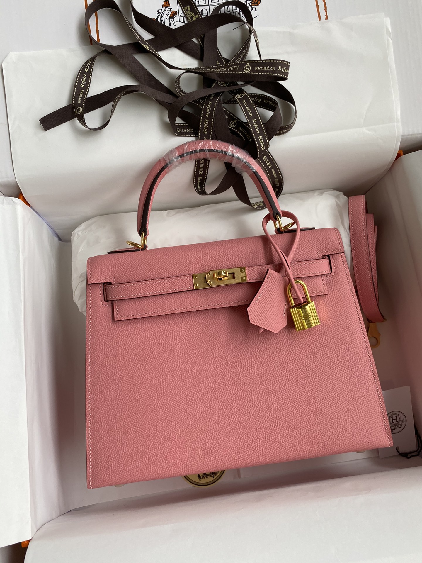Kelly 25cm piel Epsom importada rosa batido hebilla dorada con hilo encerado