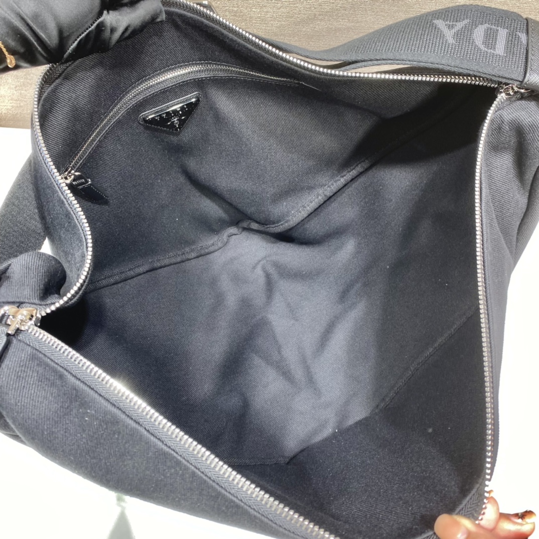 PRADA普拉达帆布大三角包2VY007