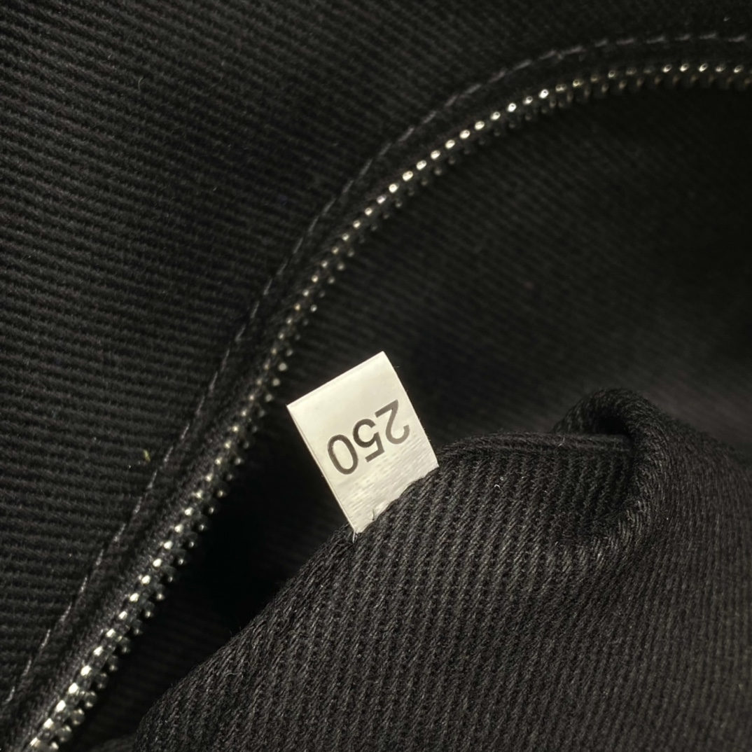 PRADA普拉达帆布大三角包2VY007