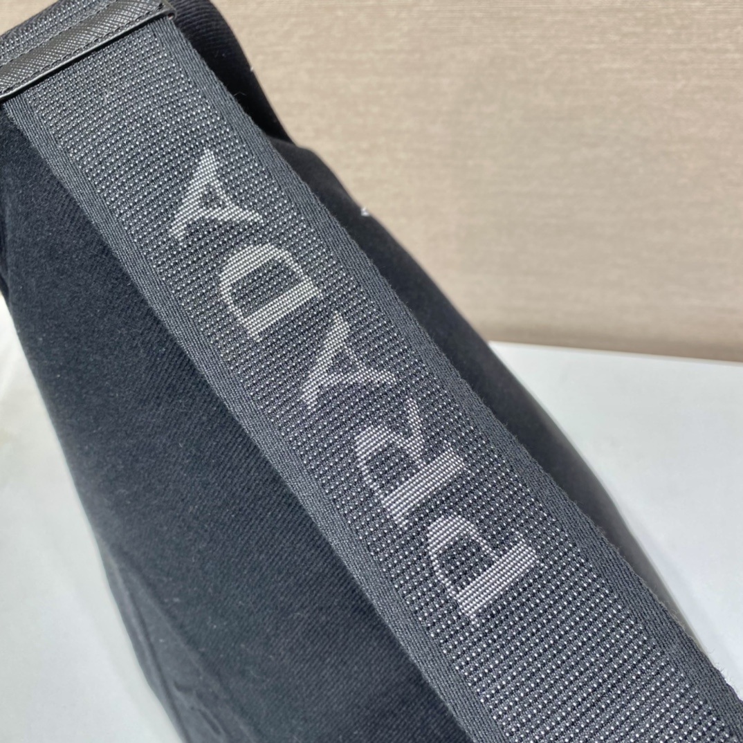 PRADA普拉达帆布大三角包2VY007