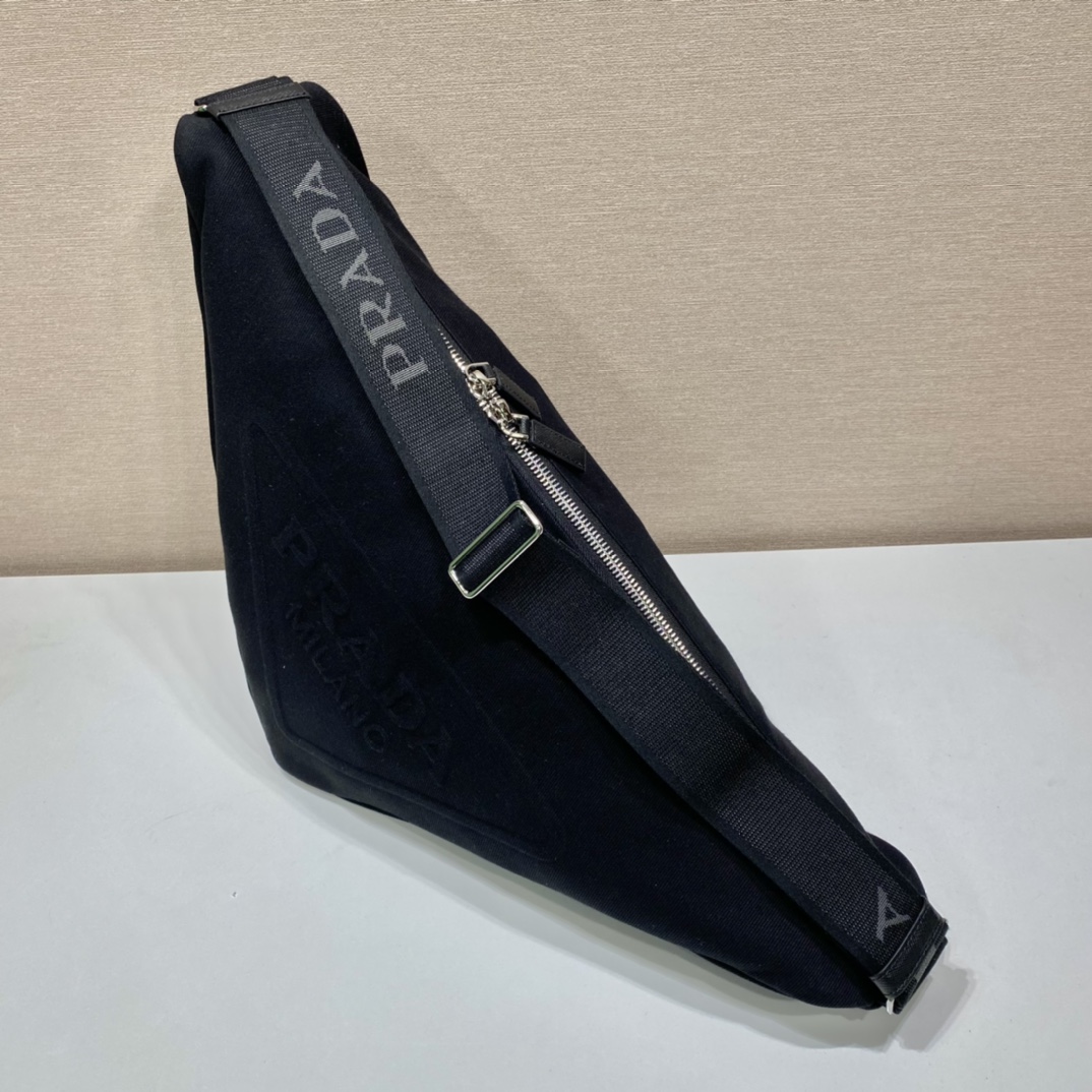 PRADA普拉达帆布大三角包2VY007