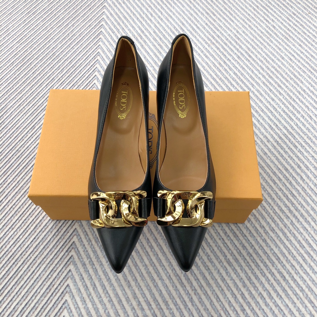 TODS Classic Plumb-Button Single-Shoe: Comfortable and Graceful Footwear with Stylish Design