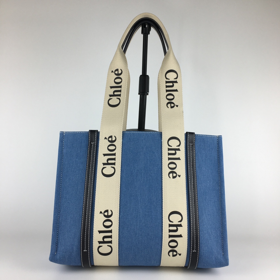 P390 Denim - mediana. En 2022, el nuevo miembro joven de la familia de bolsos tote Woody, el color 'denim azul', se lan…
