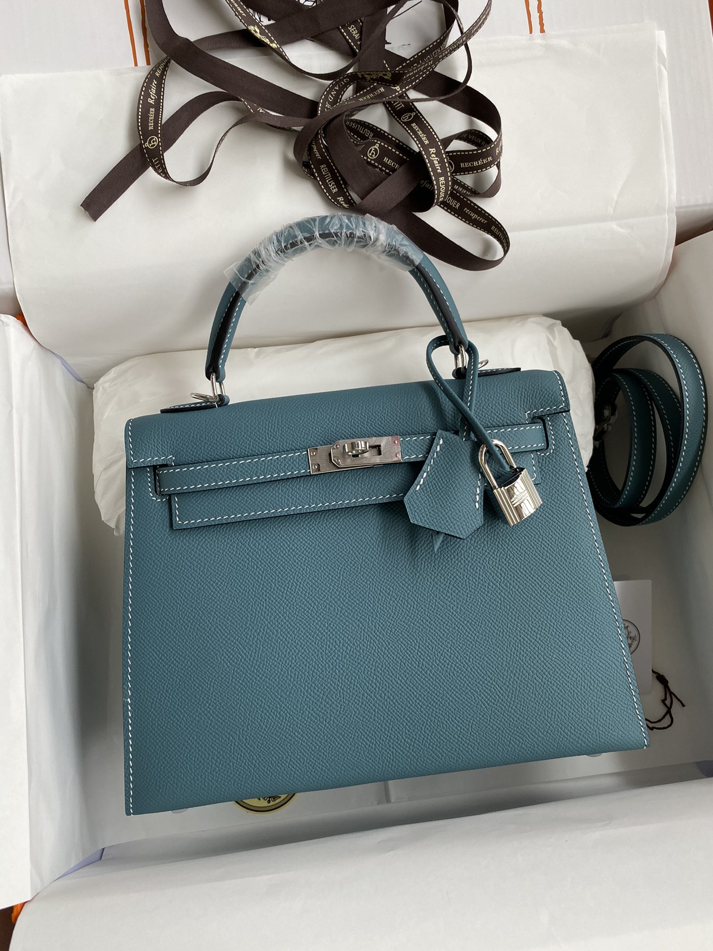 Kelly 25cm piel Epsom importada azul vaquero hebilla plateada con hilo encerado