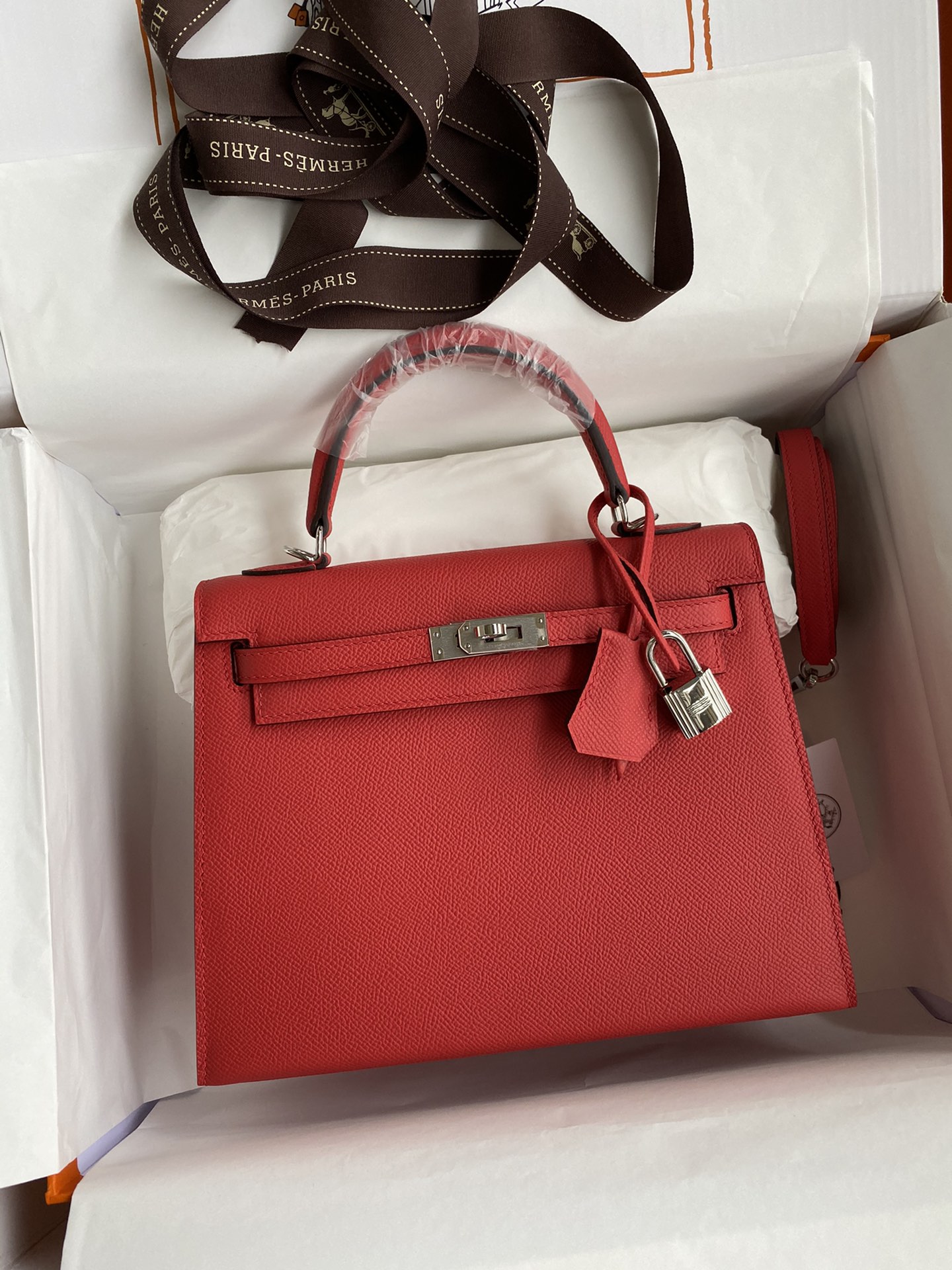 Kelly 25cm piel Epsom importada rojo vivo hebilla plateada con hilo encerado