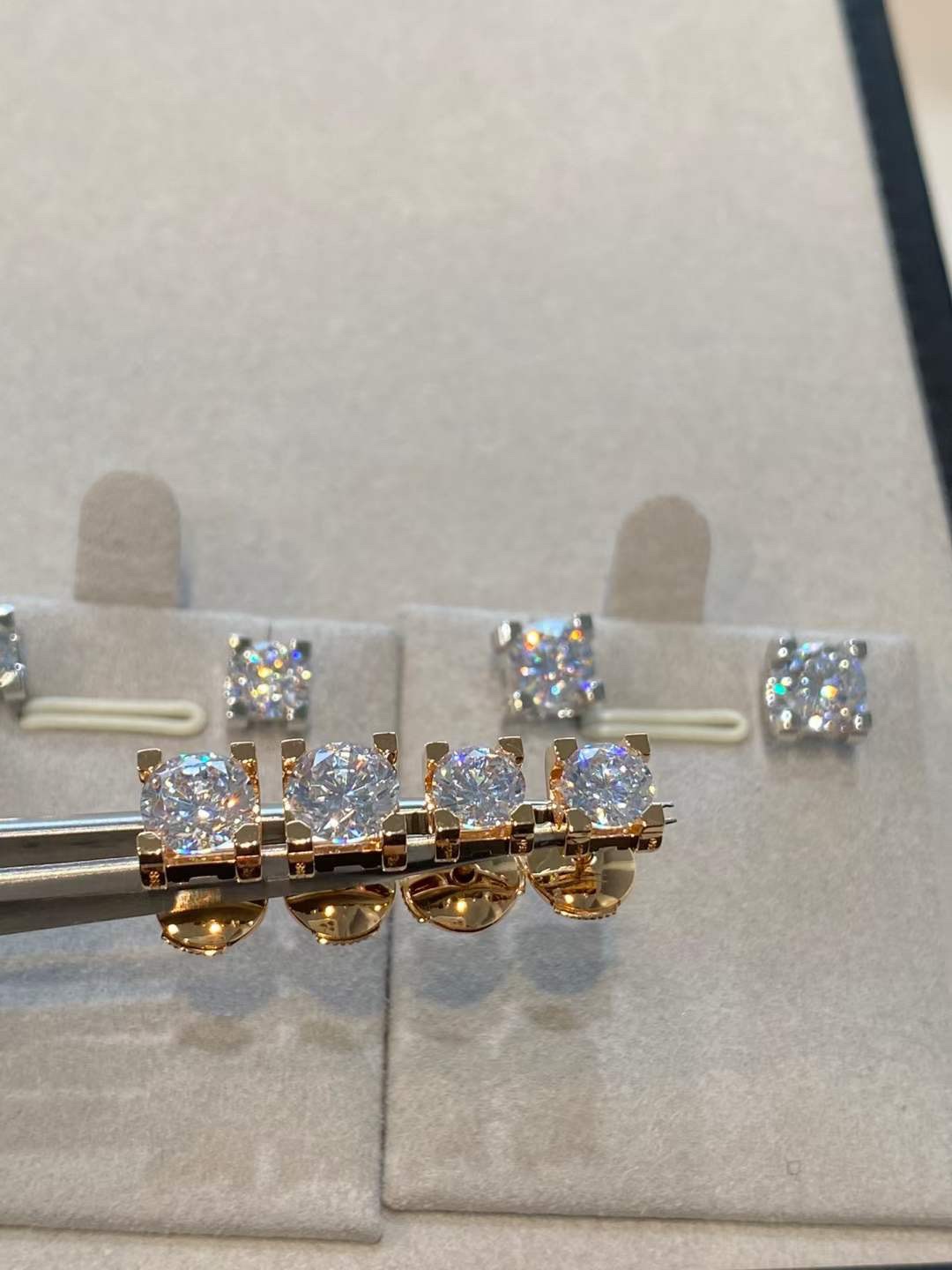 Cartier Cartier/卡地亚 CNC牛‮单角‬钻耳钉