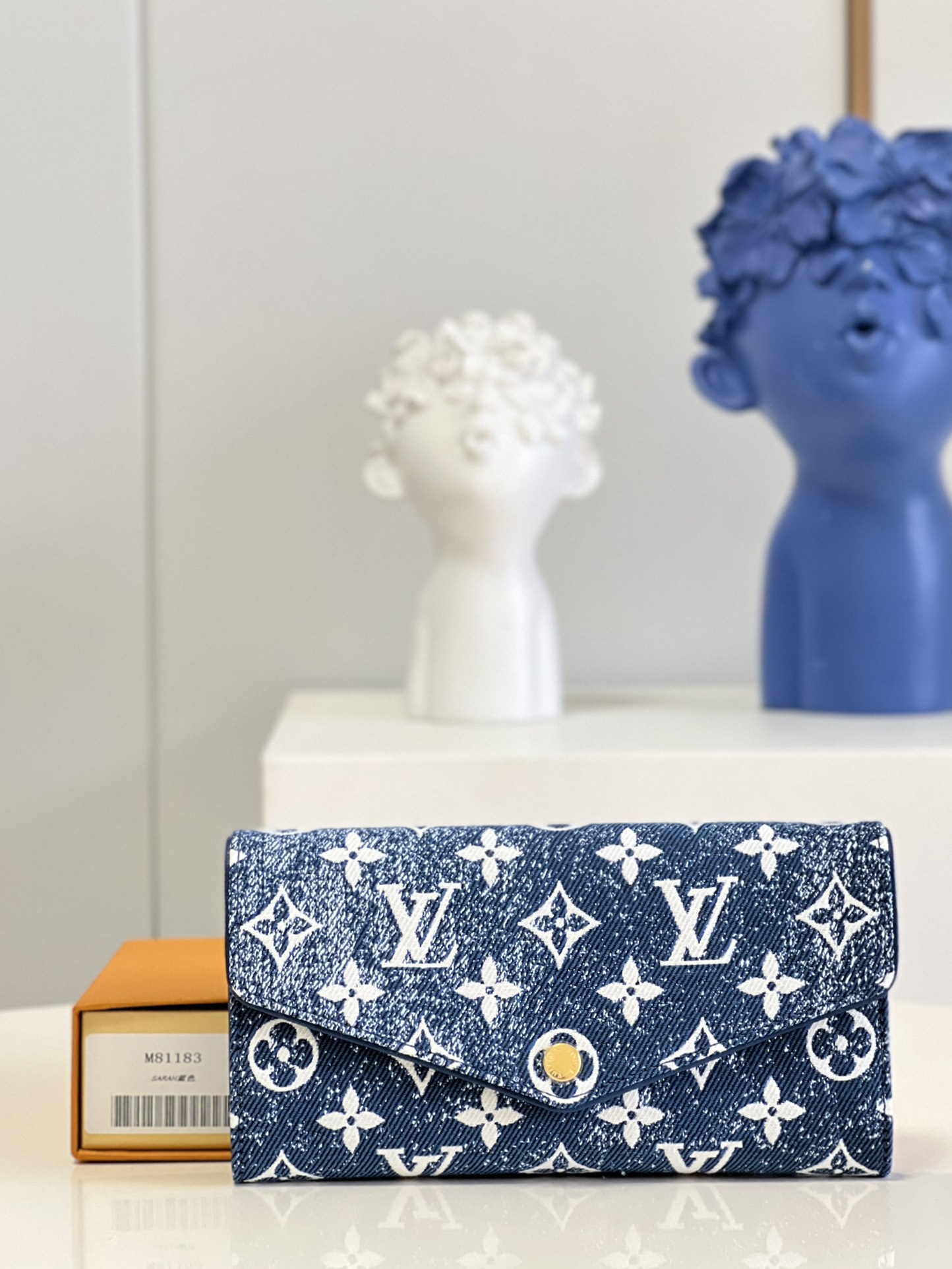NO:398435,【Exclusive real photo M81183 blue version】This Sarah wallet is reinterpreted with Monogram jacquard denim, embellished with cowhide trim, and uses jacquard fabric technology to reinterpret the classic Monogram pattern, and creates a stone-milled denim shape. This elegant envelope wallet is equipped with Louis Vuitton engraved snap closure, which can be used to create multiple pockets and credit card mezzanine. Size19*10.5*2cm A., LV [original leather], louis vuitton, louis vuitton, wallets, cowhide19860909【独家实拍M81183蓝 对版】这款Sarah钱包 以Monogram提花牛仔布重新演绎,缀有搭衬的牛皮饰边,采用提花织物技术重新演绎经典Monogram图案,并打造出石磨水洗牛仔布造型.这款雅致的信封式钱包配备Louis Vuitton刻纹按扣开合,打开展现多个口袋和信用卡夹层.Size19*10.5*2cm A.,LV【原厂皮】,louis vuitton,louis vuitton,wallets,cowhide,Bag