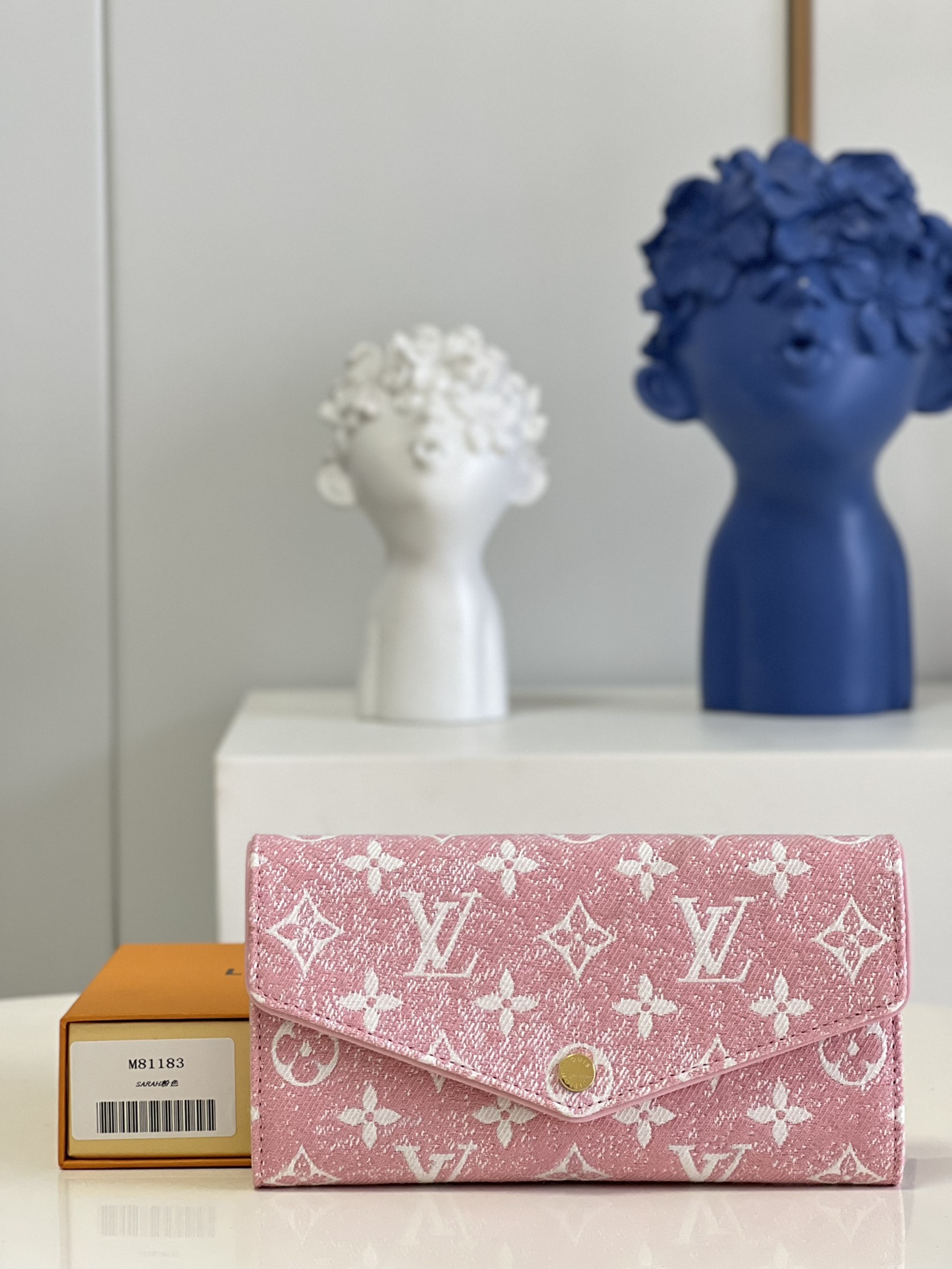 NO:398438,【Exclusive real-life M81183 pink version】This Sarah wallet is reinterpreted with Monogram jacquard denim, embellished with cowhide trim, and uses jacquard fabric technology to reinterpret the classic Monogram pattern, and creates a stone-milled denim shape. This elegant envelope wallet is equipped with Louis Vuitton engraved snap closure, which can be used to create multiple pockets and credit card mezzanine. Size19*10.5*2cm A., LV [original leather], louis vuitton, louis vuitton, wallets, cowhide19860909【独家实拍M81183粉 对版】这款Sarah钱包 以Monogram提花牛仔布重新演绎,缀有搭衬的牛皮饰边,采用提花织物技术重新演绎经典Monogram图案,并打造出石磨水洗牛仔布造型.这款雅致的信封式钱包配备Louis Vuitton刻纹按扣开合,打开展现多个口袋和信用卡夹层.Size19*10.5*2cm A.,LV【原厂皮】,louis vuitton,louis vuitton,wallets,cowhide,Bag