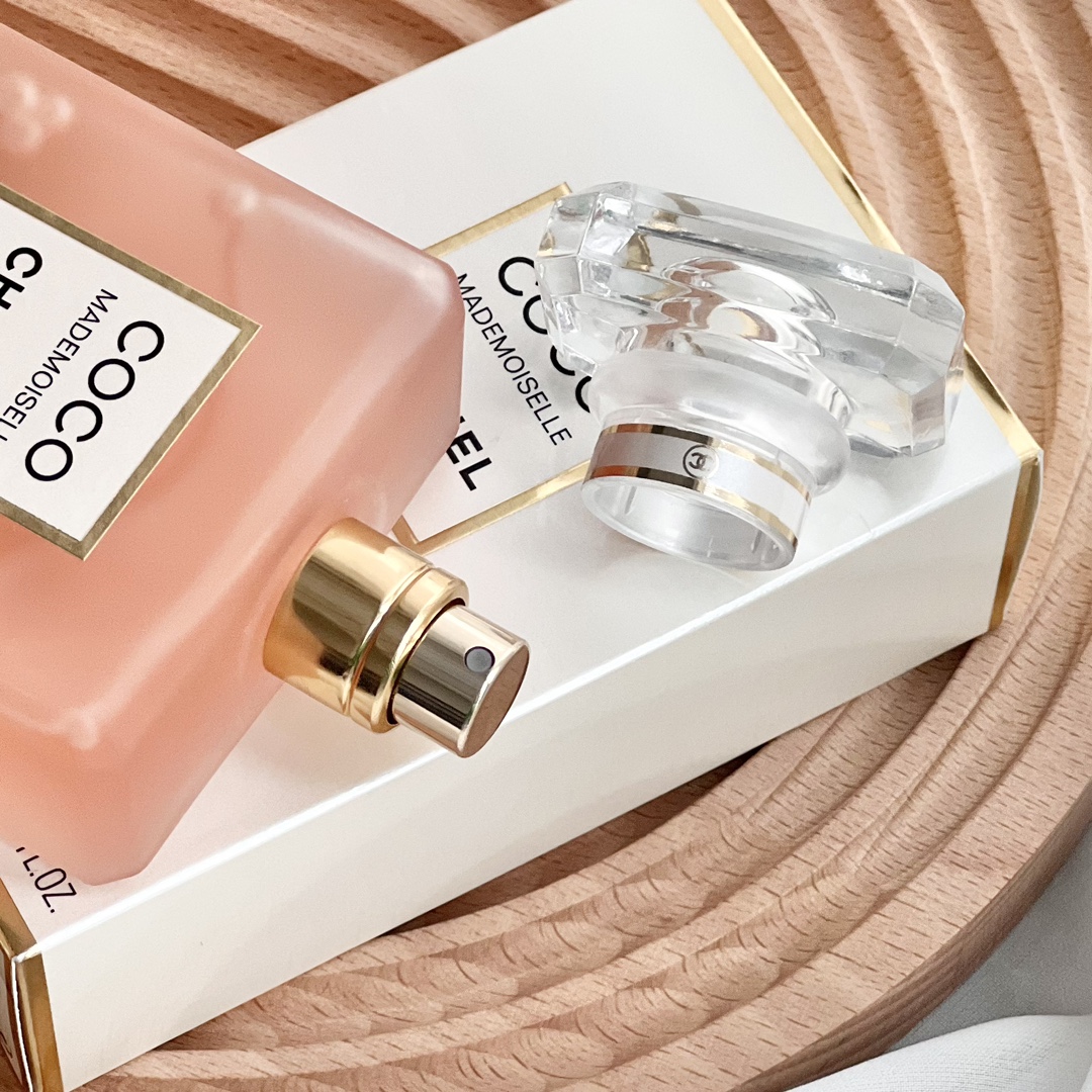 90💰原单品质
咱家海口免税订单，直供海外代购！秒杀市面所有仿货！
喷头采用纯进口材质，磨砂瓶身质感，瓶身和底部钢印都是大厂工艺，绝非小作坊能达到的水平！每瓶香水都有独立编码！配全套包装，支持专柜对比！