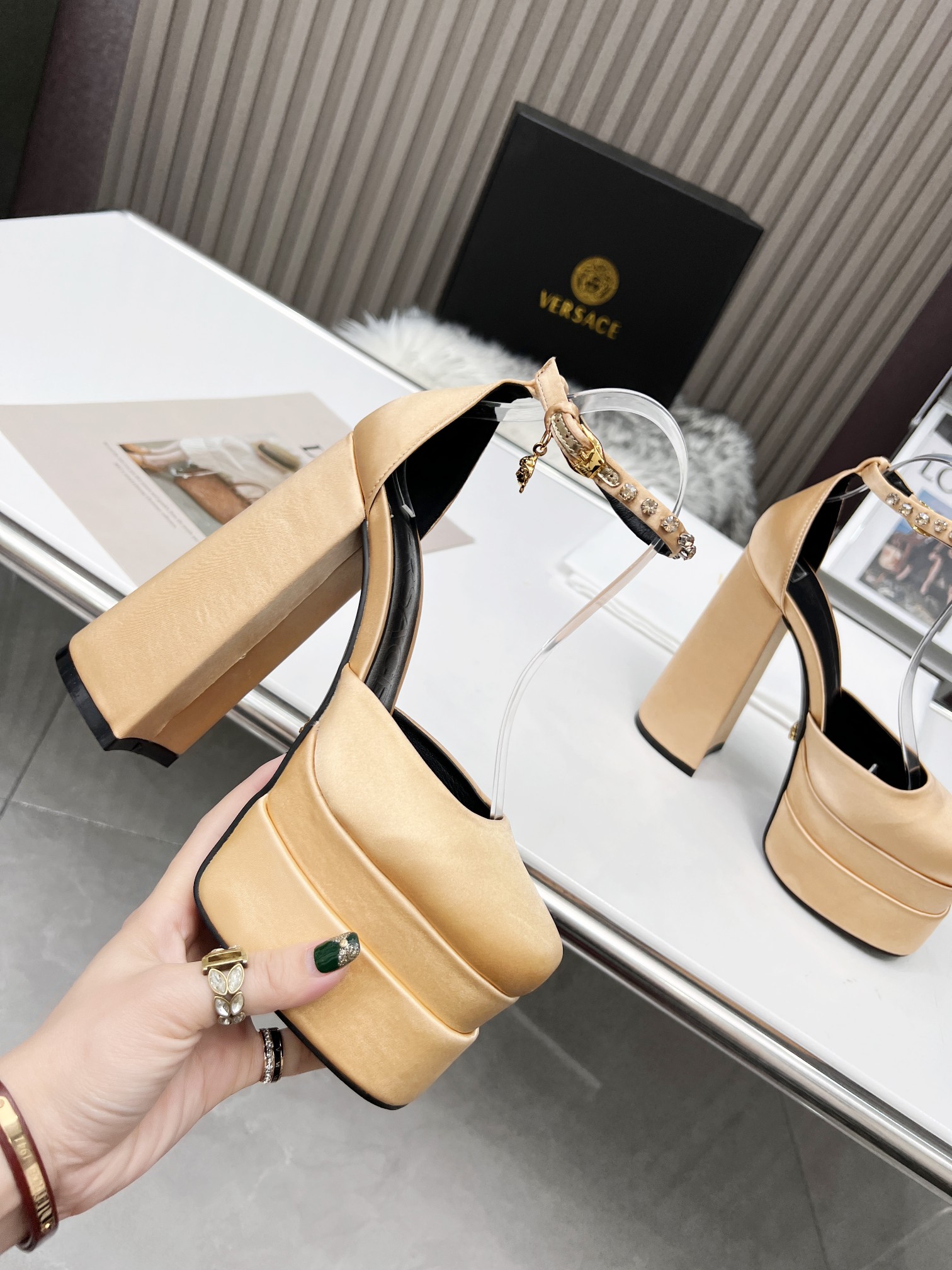Rose GoldPrecio de fábrica: suela de caucho m, suela de cuero m. Yardage: 34-42 Versace nuevo super 