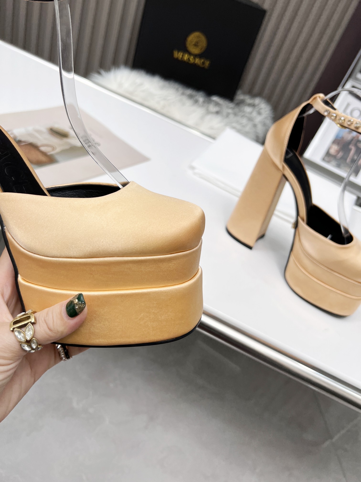 Rose GoldPrecio de fábrica: suela de caucho m, suela de cuero m. Yardage: 34-42 Versace nuevo super 