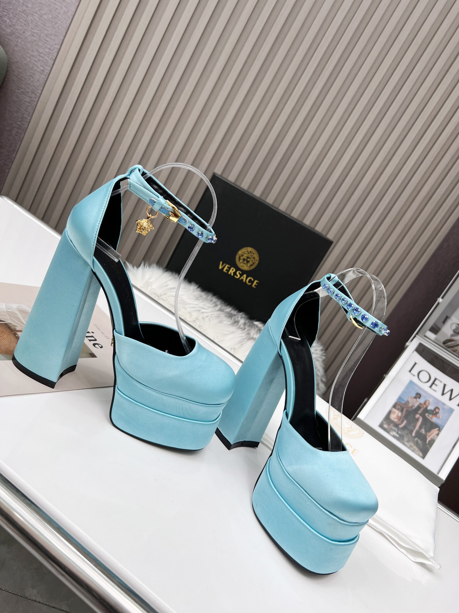 Aqua Blue Precio de fábrica: suela de caucho m, suela de cuero m. Yardage: 34-42 Versace nuevo super