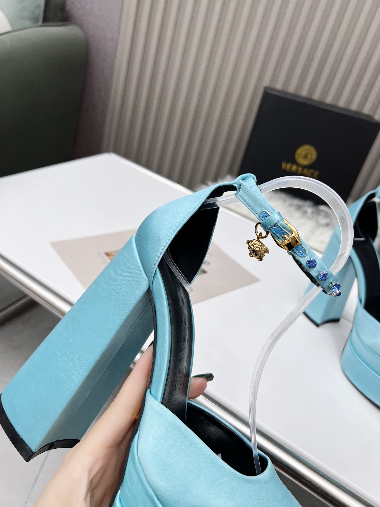 Aqua Blue Precio de fábrica: suela de caucho m, suela de cuero m. Yardage: 34-42 Versace nuevo super