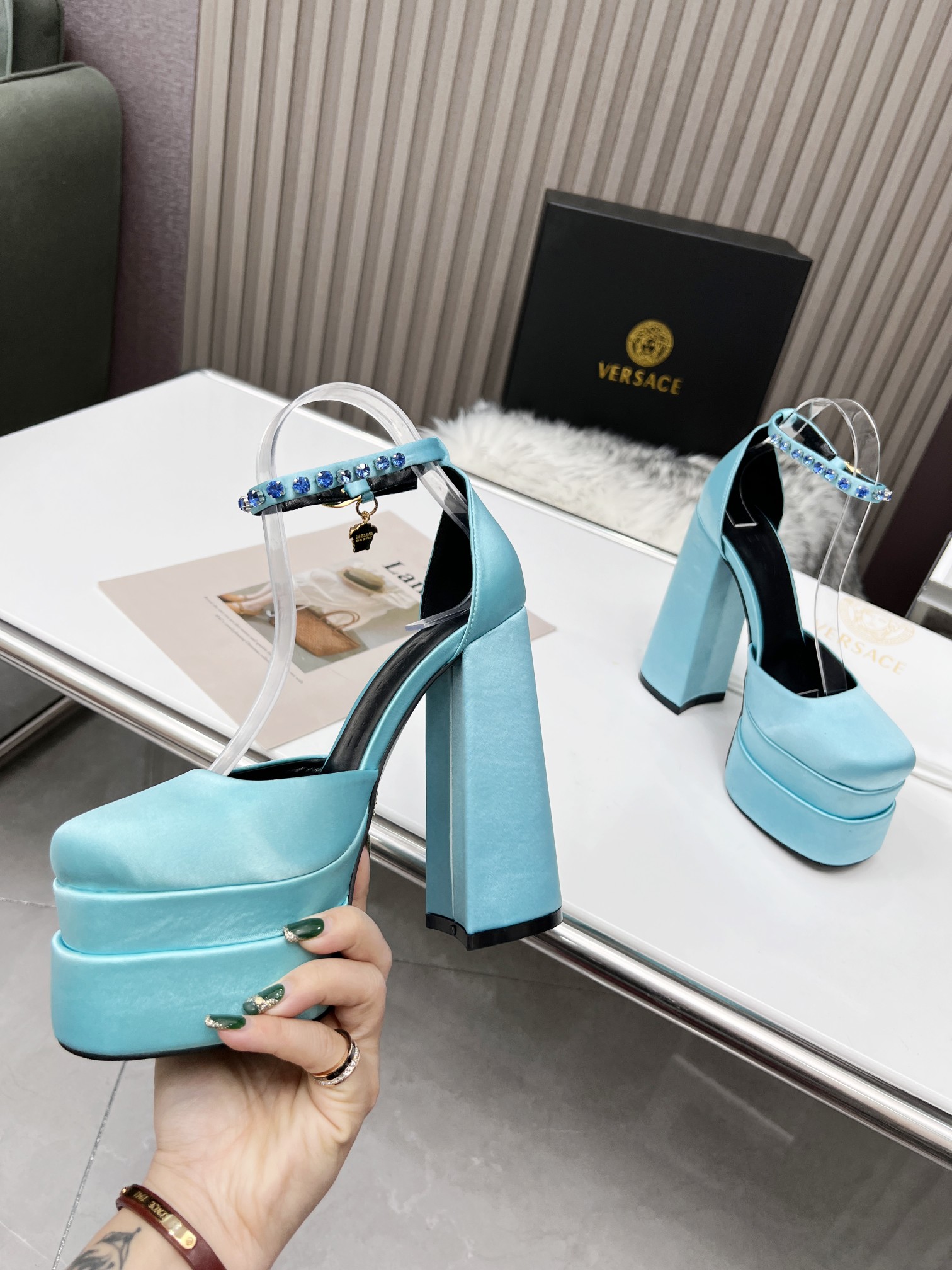 Aqua Blue Precio de fábrica: suela de caucho m, suela de cuero m. Yardage: 34-42 Versace nuevo super