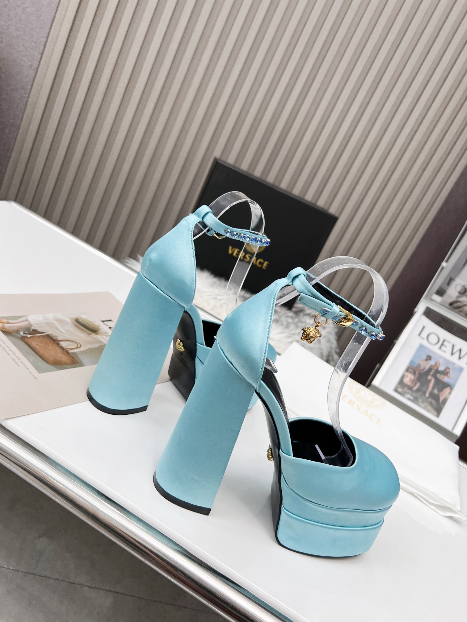 Aqua Blue Precio de fábrica: suela de caucho m, suela de cuero m. Yardage: 34-42 Versace nuevo super