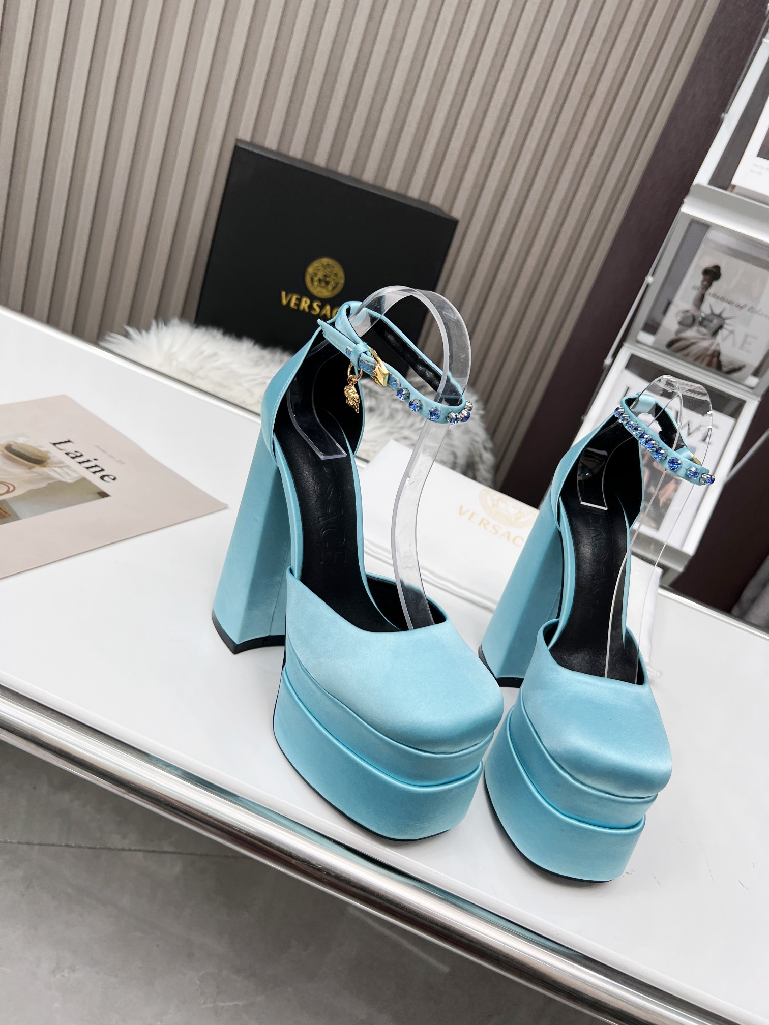 Aqua Blue Precio de fábrica: suela de caucho m, suela de cuero m. Yardage: 34-42 Versace nuevo super