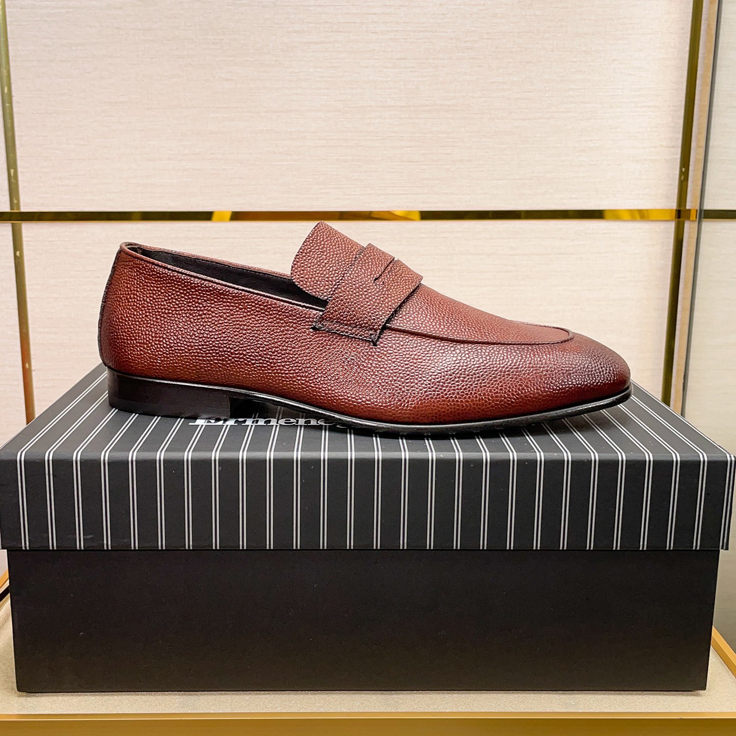 .New Zeg-L'Asola Loafer FlatsLos detalles de ojales a medida de L'Asola se inspiran en los trajes de