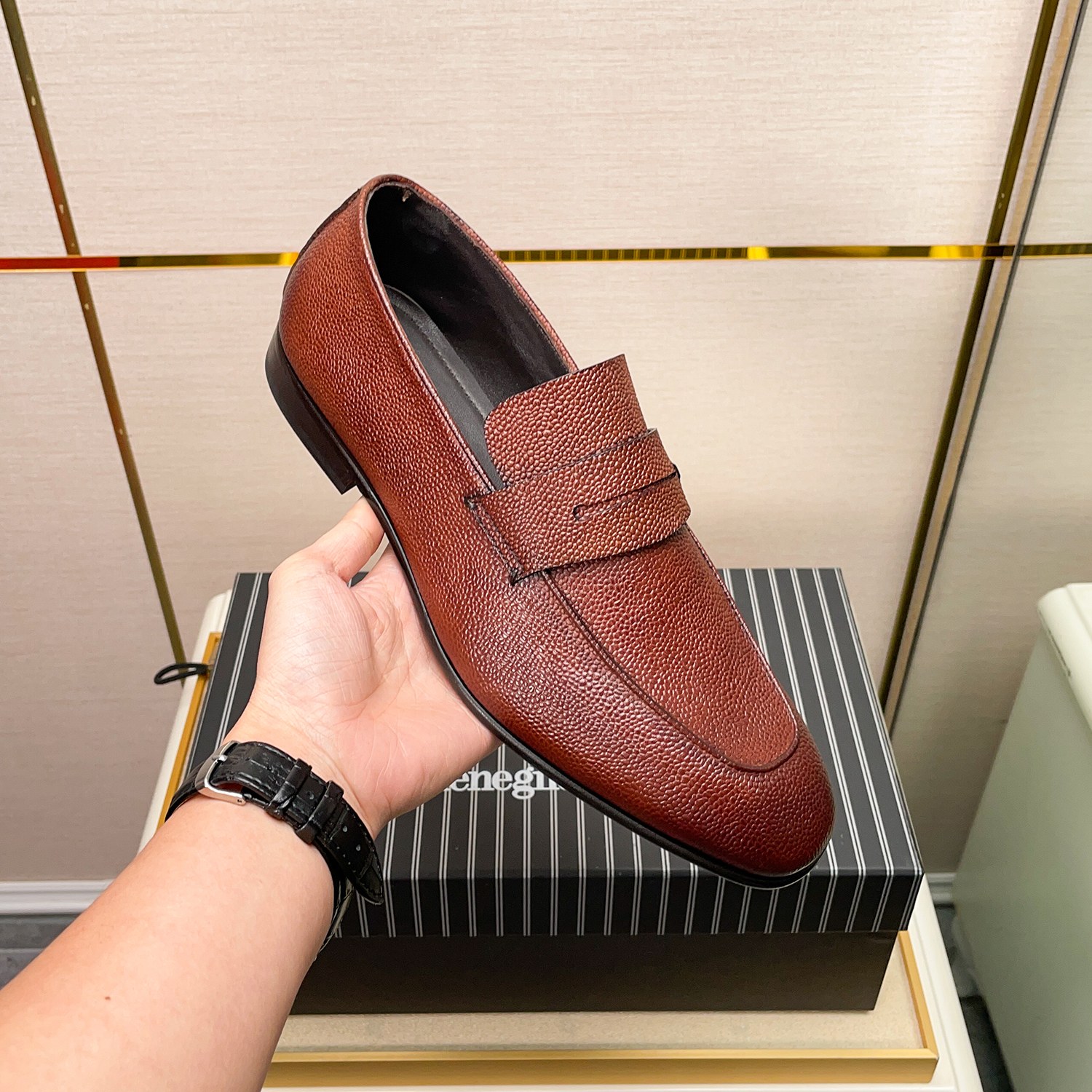 .New Zeg-L'Asola Loafer FlatsLos detalles de ojales a medida de L'Asola se inspiran en los trajes de