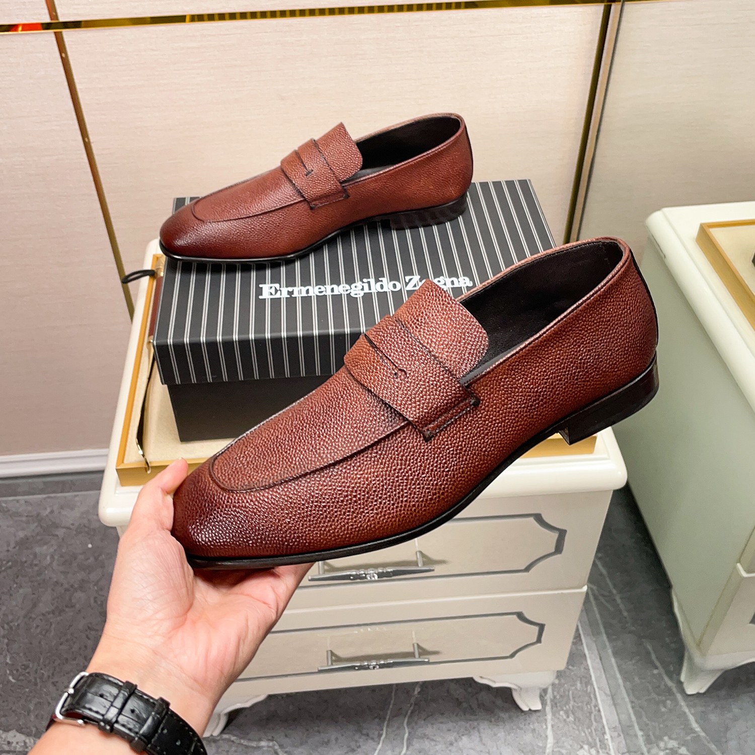 .New Zeg-L'Asola Loafer FlatsLos detalles de ojales a medida de L'Asola se inspiran en los trajes de