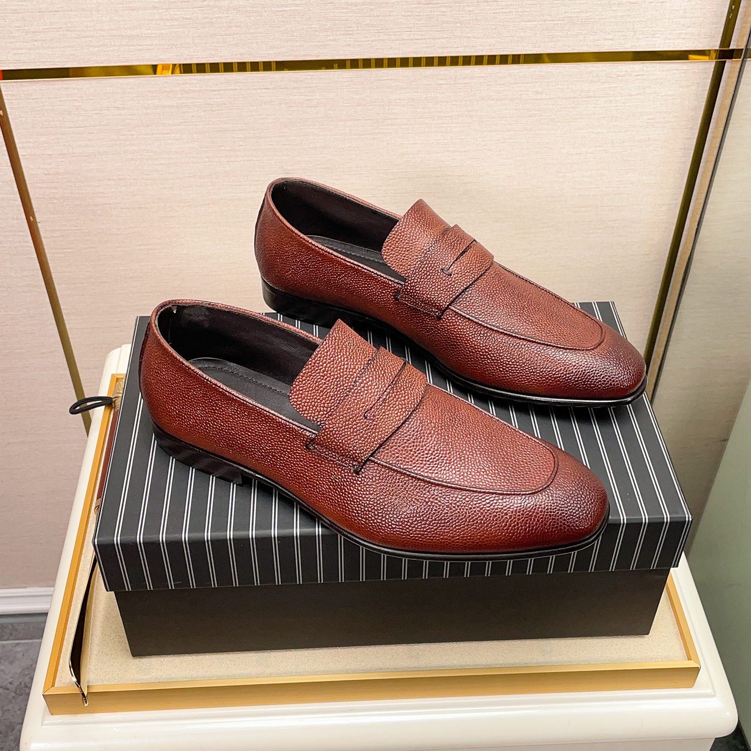 .New Zeg-L'Asola Loafer FlatsLos detalles de ojales a medida de L'Asola se inspiran en los trajes de