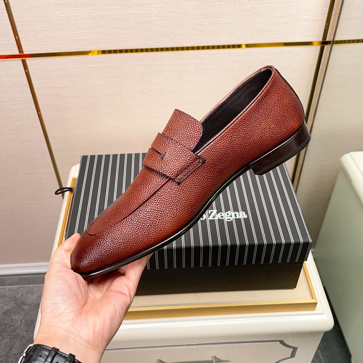 .New Zeg-L'Asola Loafer FlatsLos detalles de ojales a medida de L'Asola se inspiran en los trajes de