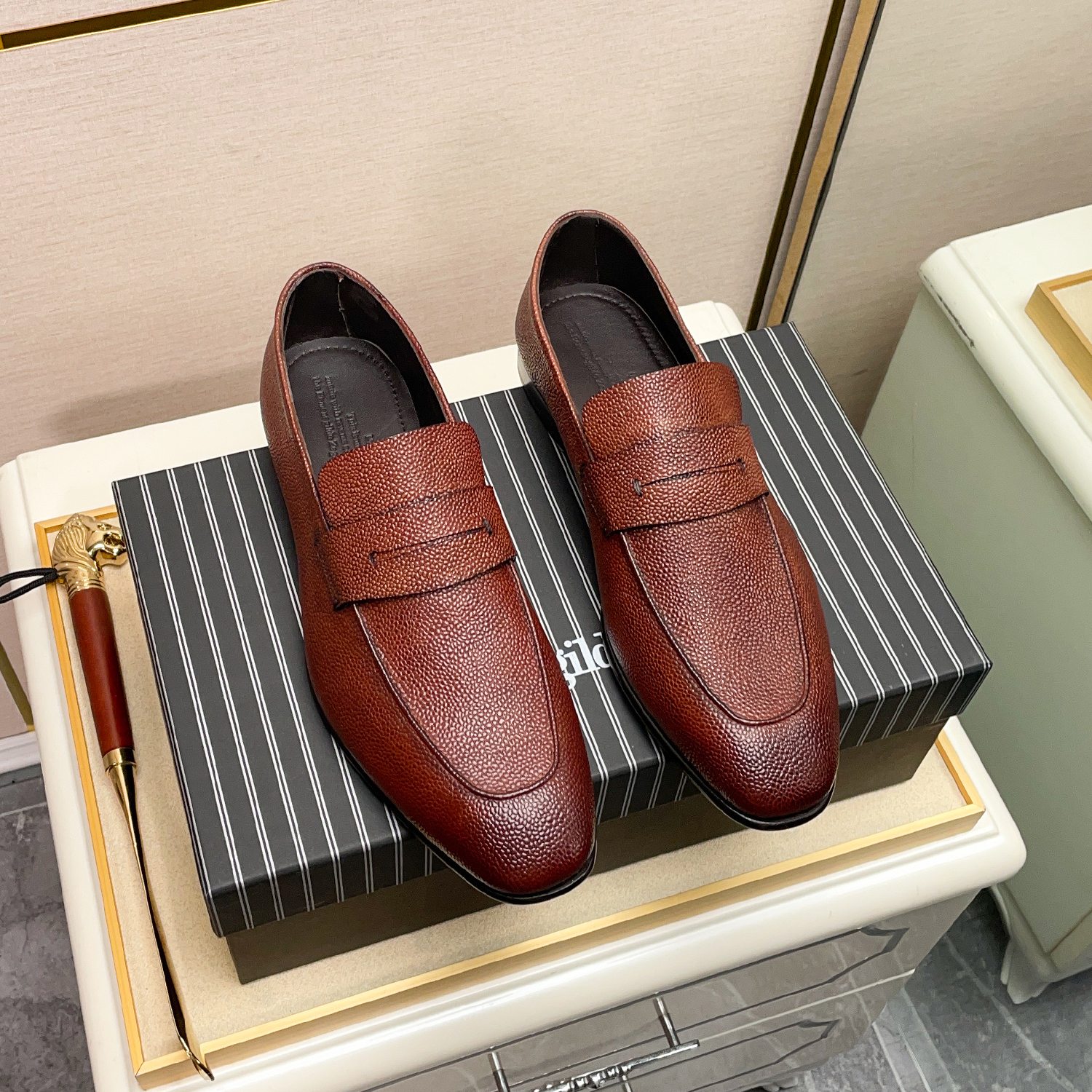 .New Zeg-L'Asola Loafer FlatsLos detalles de ojales a medida de L'Asola se inspiran en los trajes de