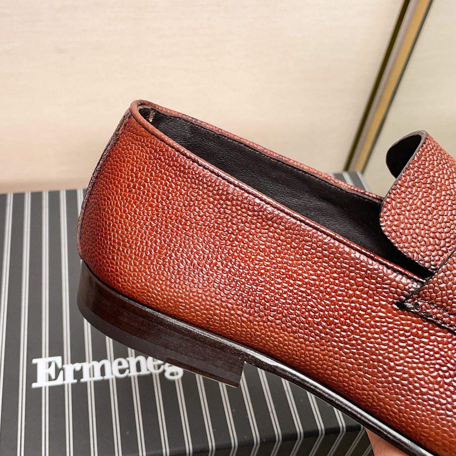 .New Zeg-L'Asola Loafer FlatsLos detalles de ojales a medida de L'Asola se inspiran en los trajes de
