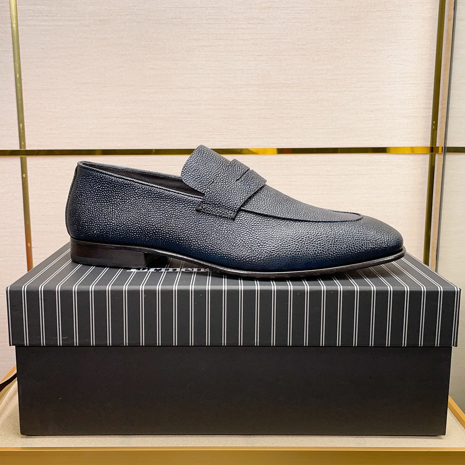 .New Zeg-L'Asola Loafer FlatsLos detalles de ojales a medida de L'Asola se inspiran en los trajes de