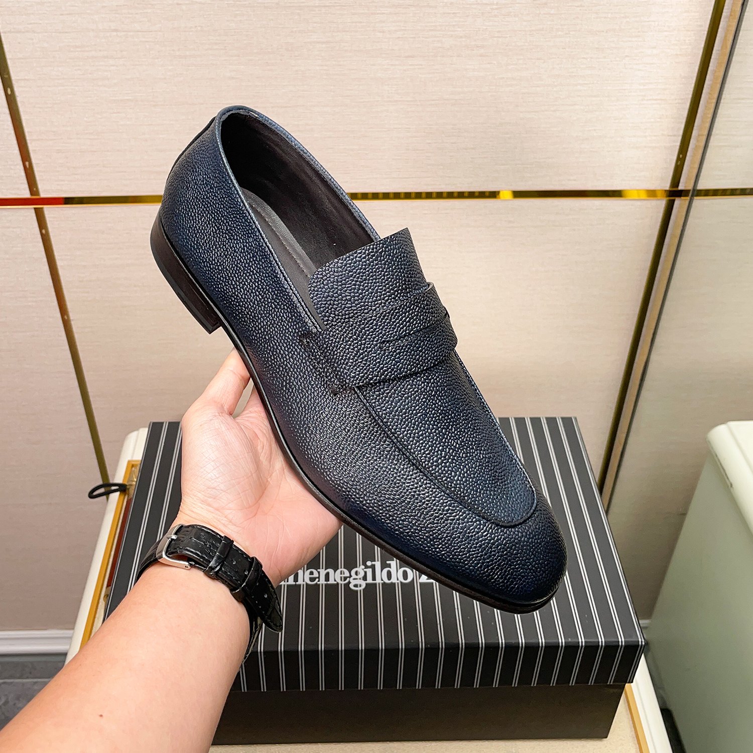 .New Zeg-L'Asola Loafer FlatsLos detalles de ojales a medida de L'Asola se inspiran en los trajes de
