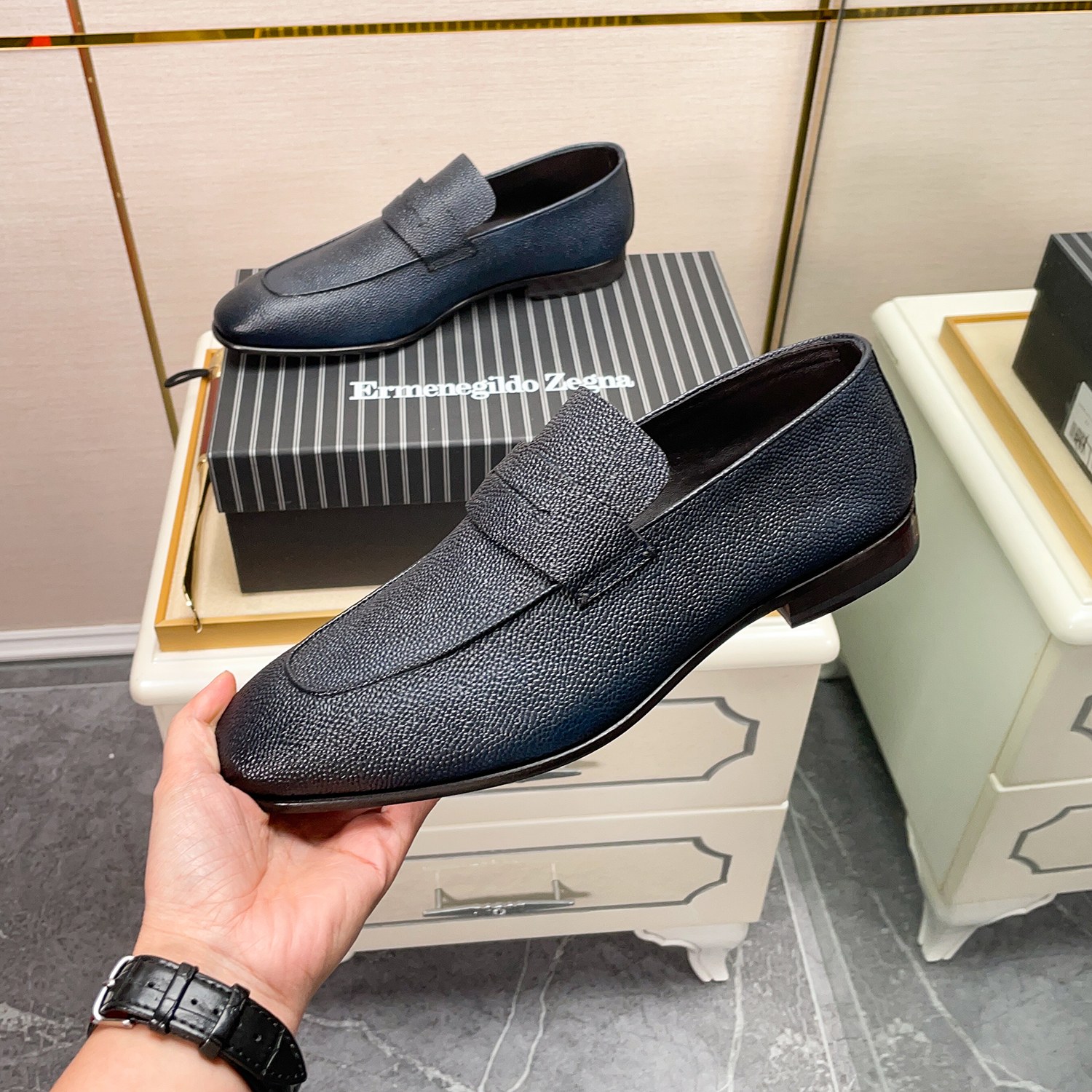 .New Zeg-L'Asola Loafer FlatsLos detalles de ojales a medida de L'Asola se inspiran en los trajes de