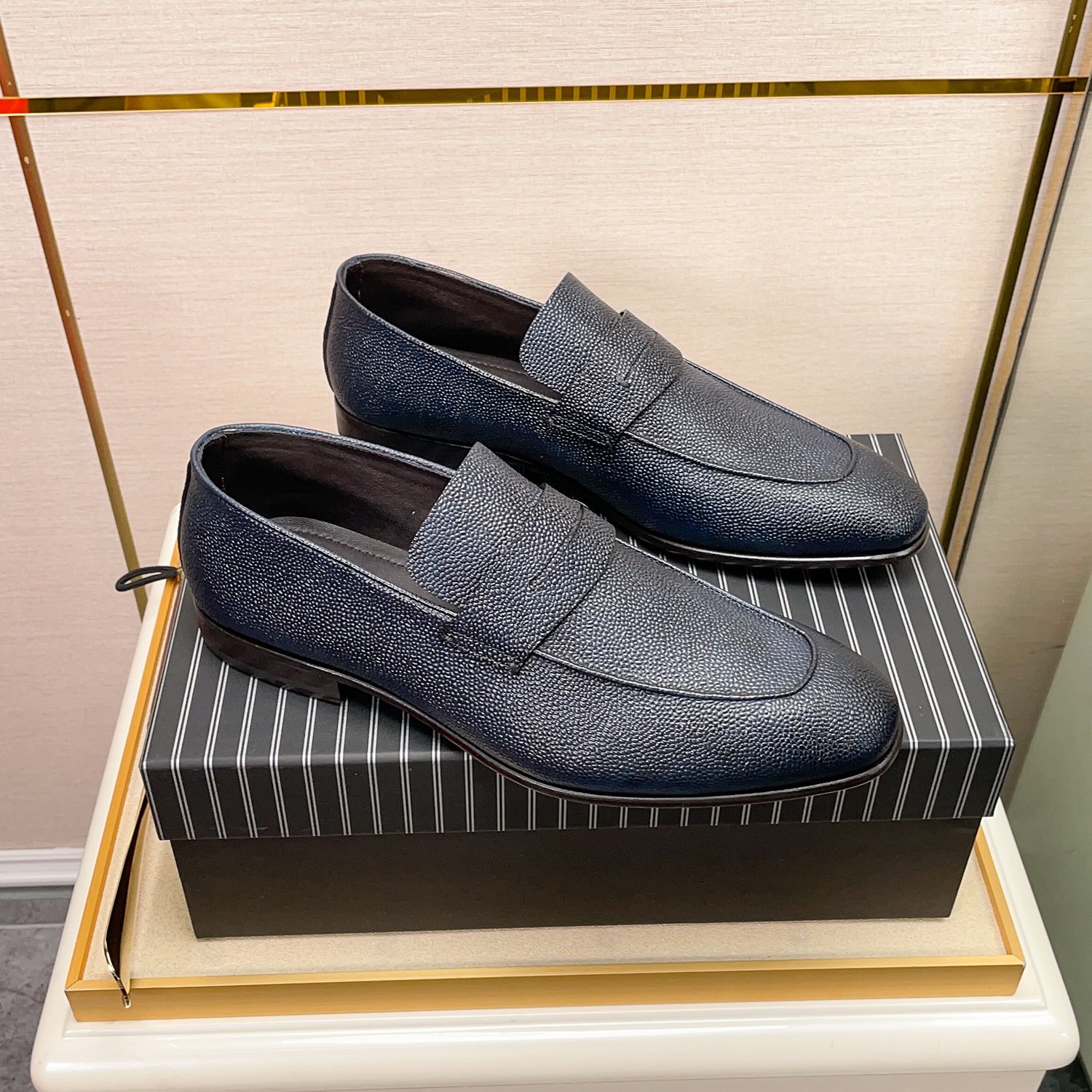 .New Zeg-L'Asola Loafer FlatsLos detalles de ojales a medida de L'Asola se inspiran en los trajes de