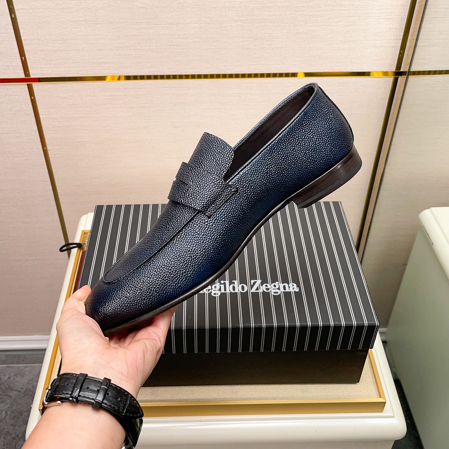 .New Zeg-L'Asola Loafer FlatsLos detalles de ojales a medida de L'Asola se inspiran en los trajes de
