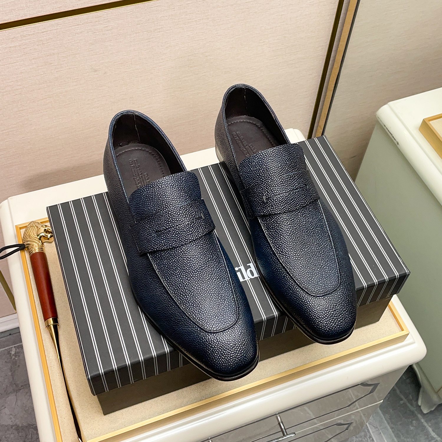 .New Zeg-L'Asola Loafer FlatsLos detalles de ojales a medida de L'Asola se inspiran en los trajes de