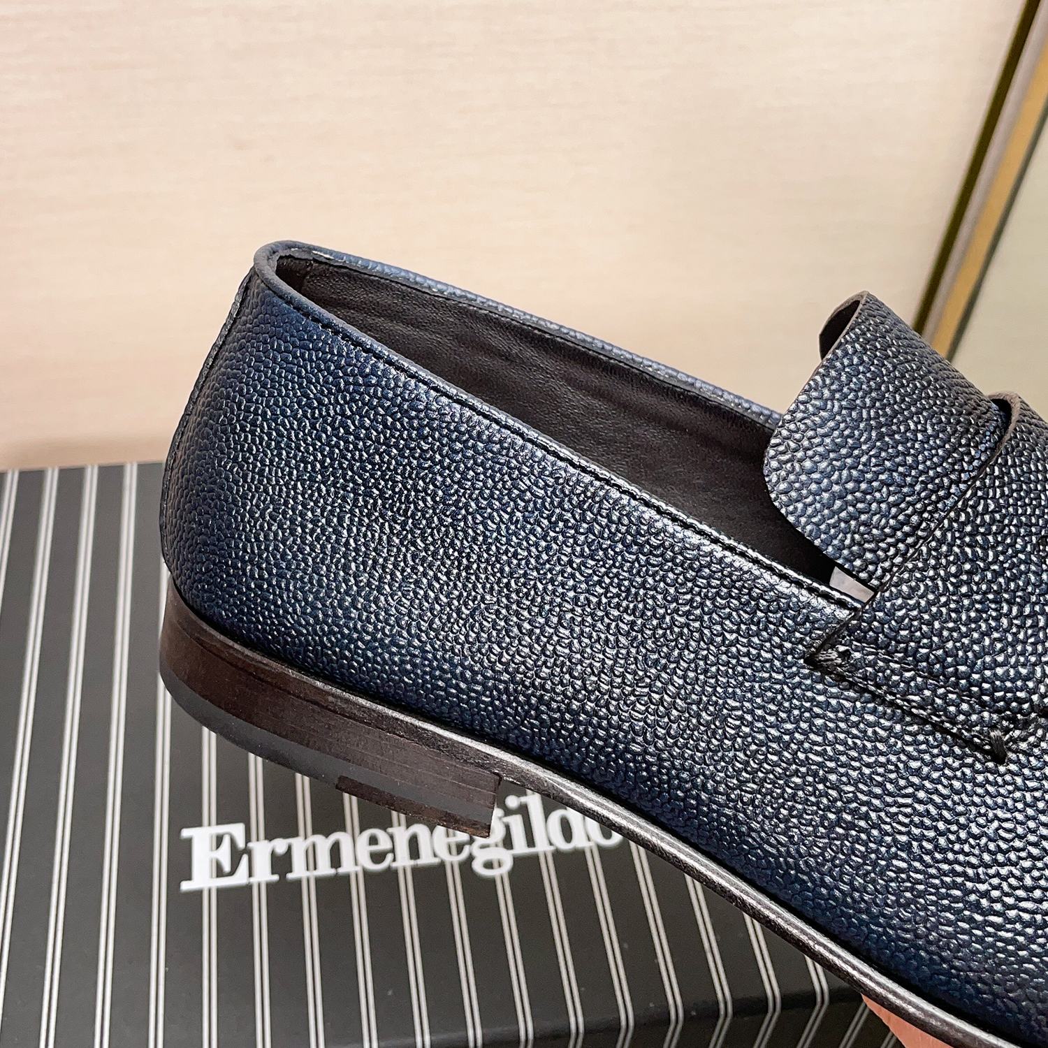 .New Zeg-L'Asola Loafer FlatsLos detalles de ojales a medida de L'Asola se inspiran en los trajes de