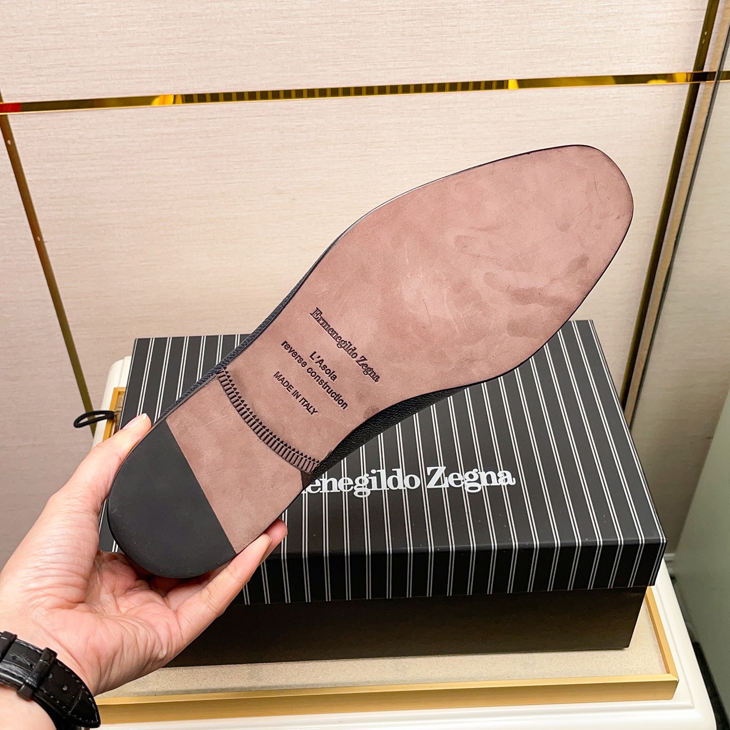 .New Zeg-L'Asola Loafer FlatsLos detalles de ojales a medida de L'Asola se inspiran en los trajes de