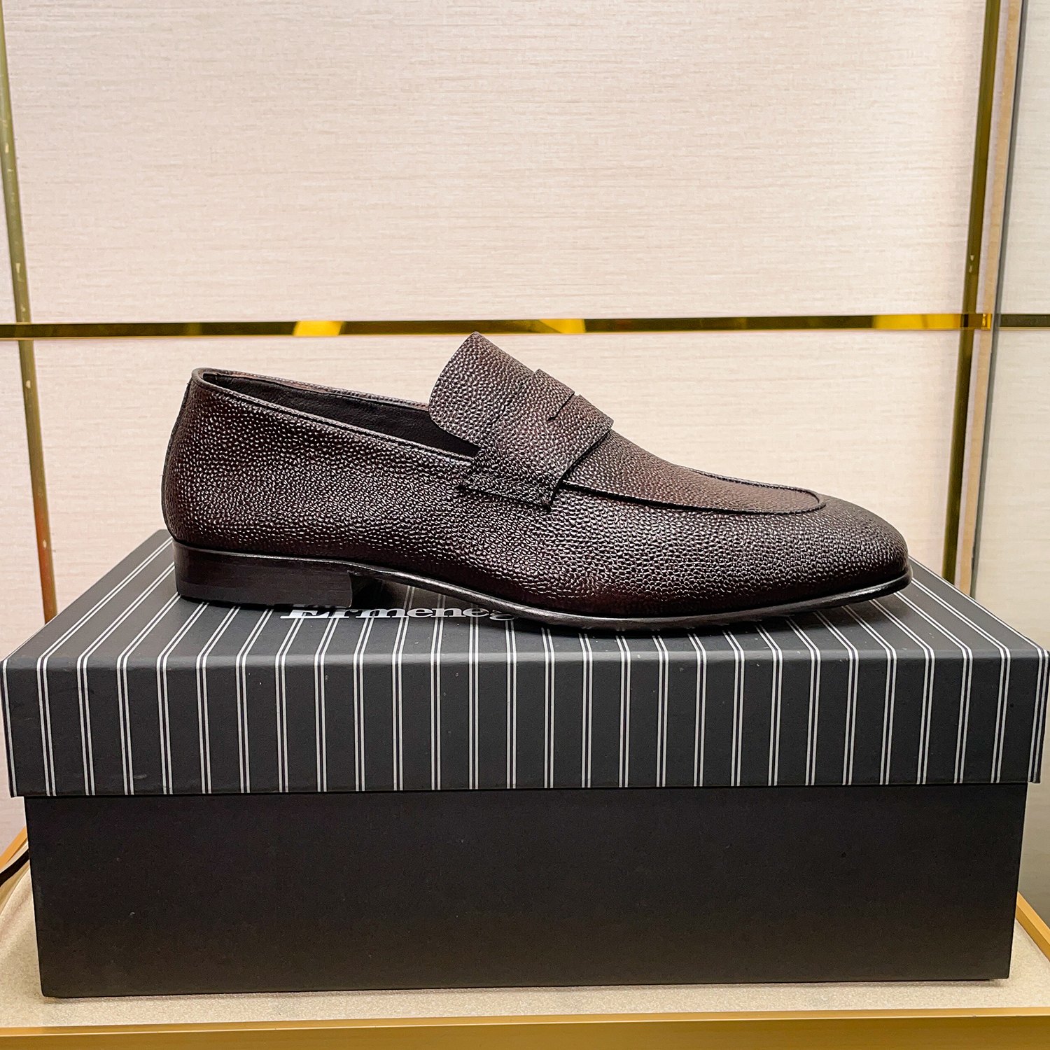 .New Zeg-L'Asola Loafer FlatsLos detalles de ojales a medida de L'Asola se inspiran en los trajes de