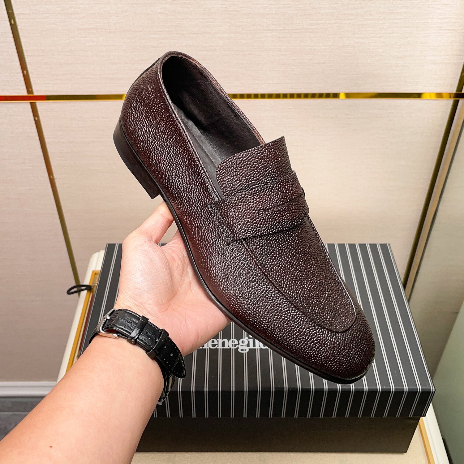 .New Zeg-L'Asola Loafer FlatsLos detalles de ojales a medida de L'Asola se inspiran en los trajes de